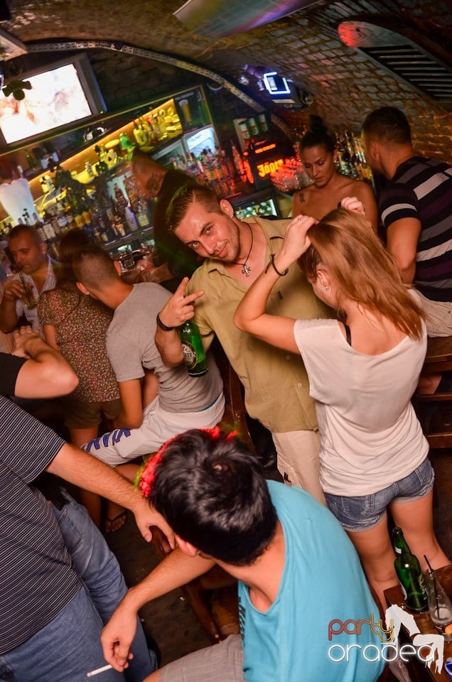 Şirul petrecerilor din Escape continuă şi joi, 