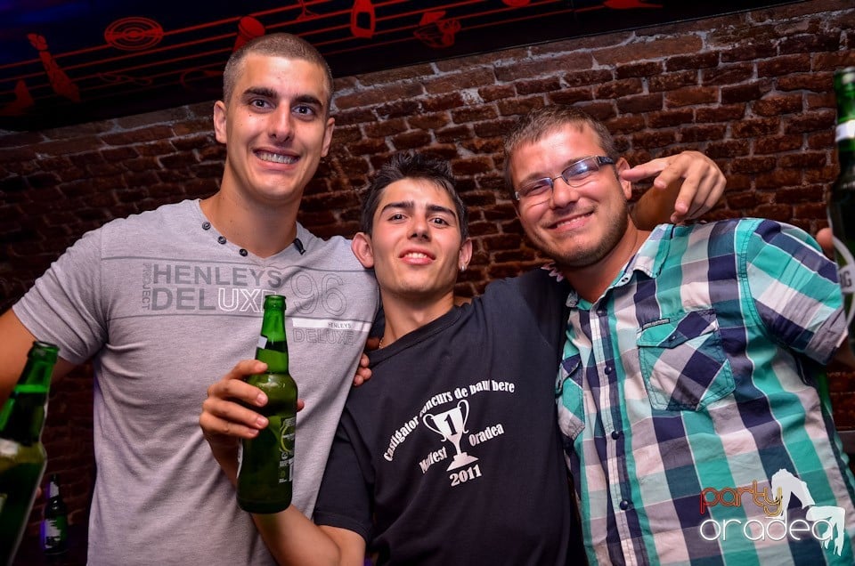 Şirul petrecerilor din Escape continuă şi joi, 