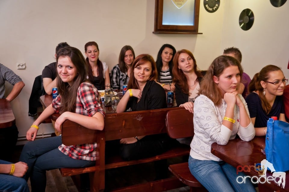 Stand-up comedy cu, Queen's Music Pub