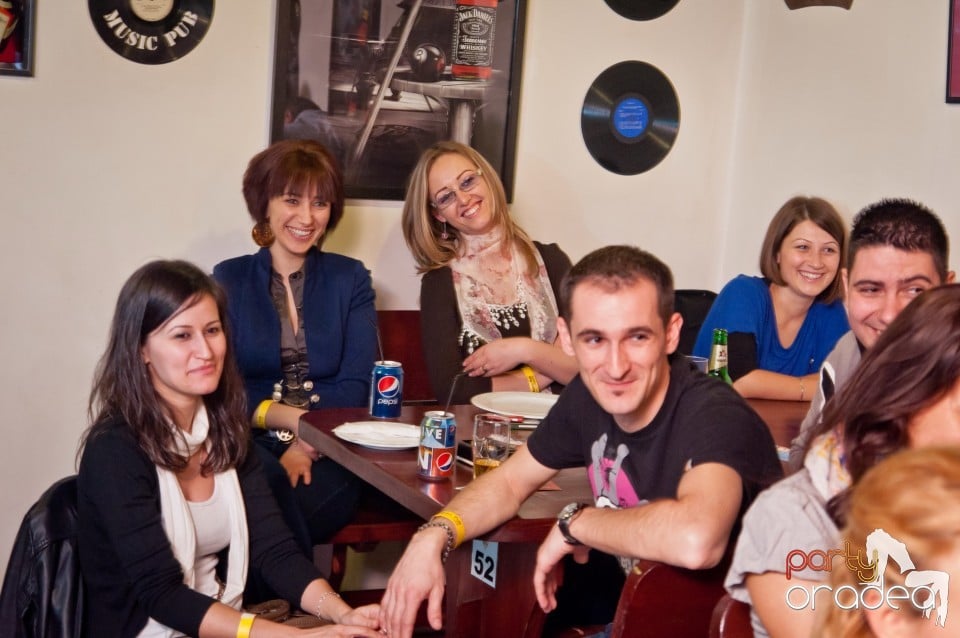 Stand-up comedy cu, Queen's Music Pub