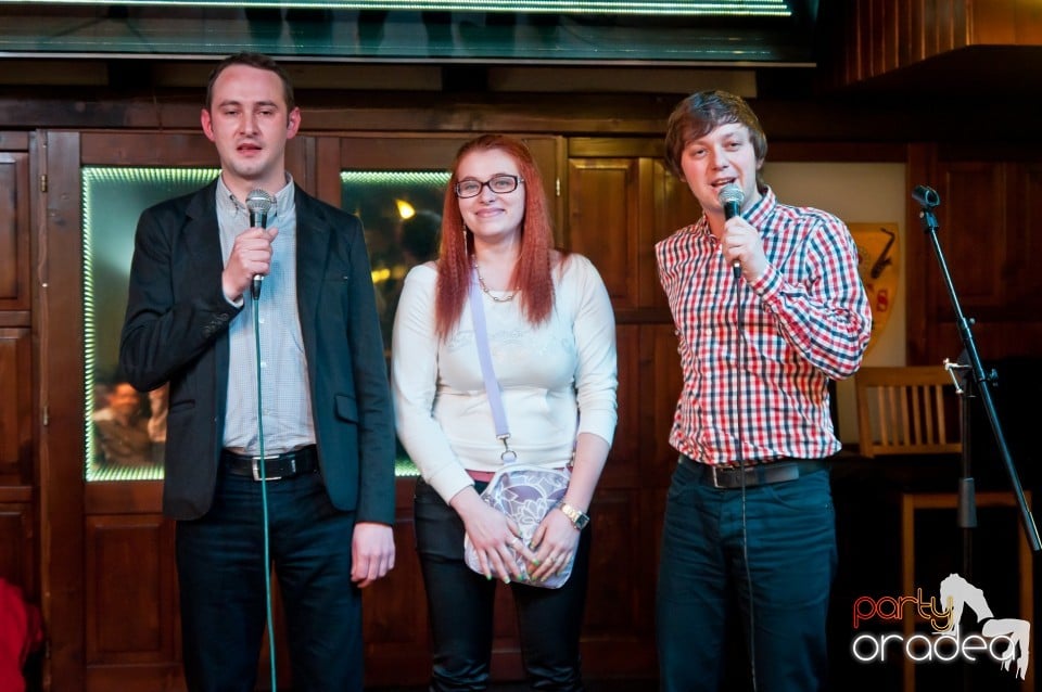 Stand-up comedy cu, Queen's Music Pub