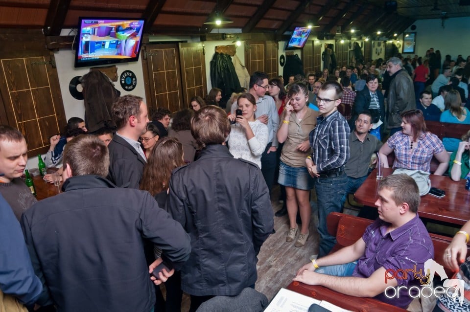 Stand-up comedy cu, Queen's Music Pub