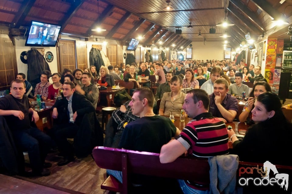 Stand-up comedy cu, Queen's Music Pub