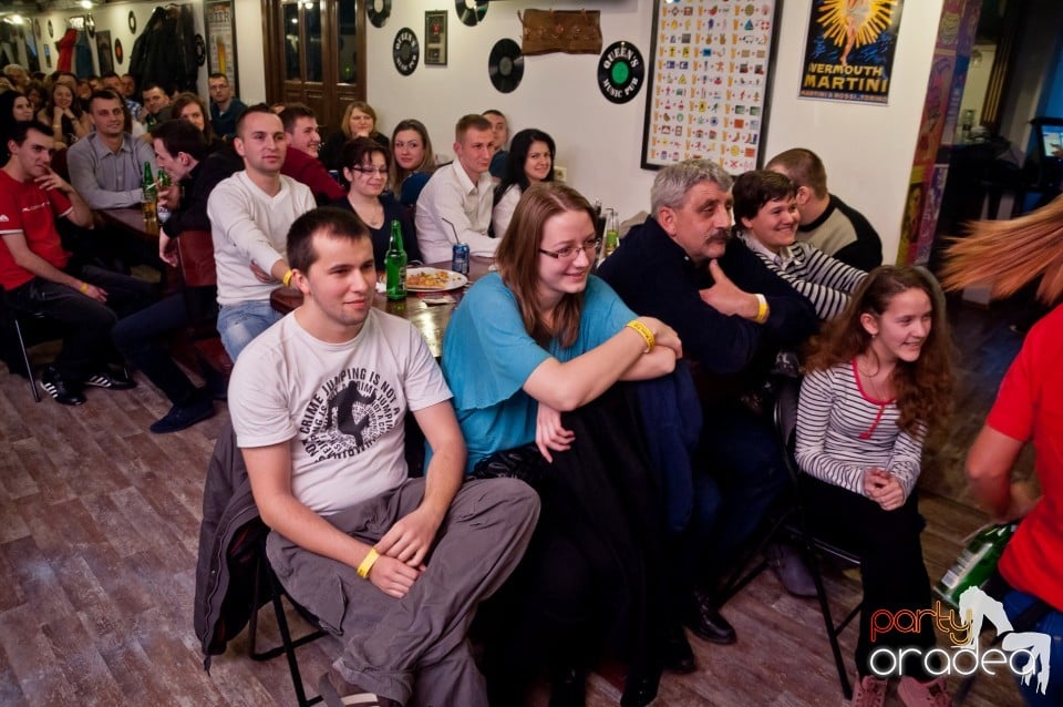 Stand-up comedy cu, Queen's Music Pub