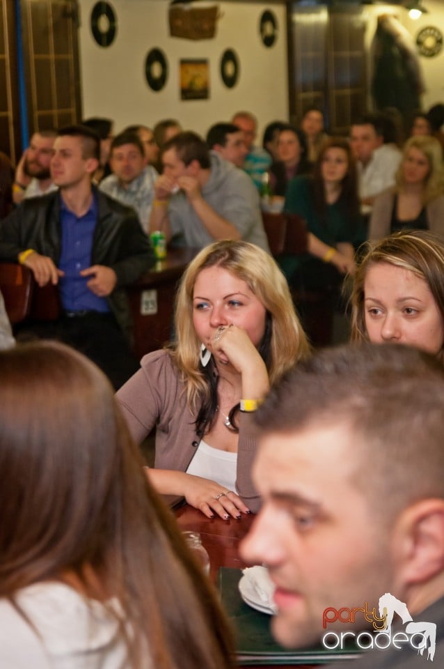 Stand-up comedy cu, Queen's Music Pub