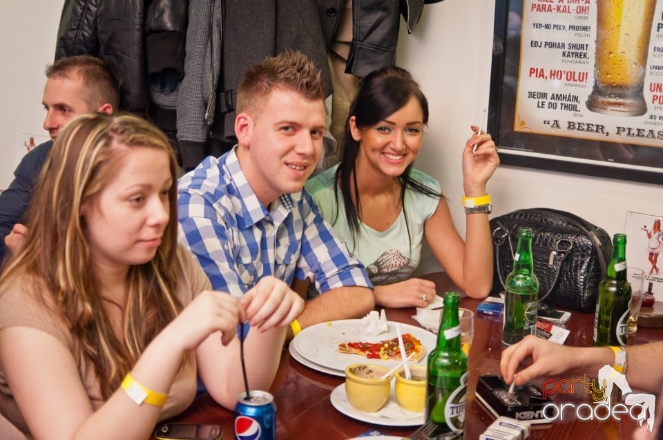 Stand-up comedy cu, Queen's Music Pub