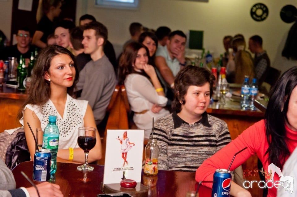 Stand-up comedy cu, Queen's Music Pub