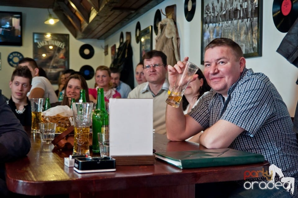 Stand-up comedy cu, Queen's Music Pub