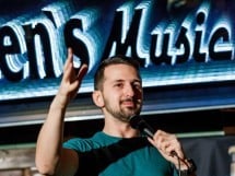 Stand Up Comedy în Queen's Music Pub