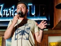 Stand Up Comedy în Queen's Music Pub