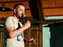 Stand Up Comedy în Queen's Music Pub