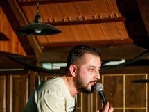 Stand Up Comedy în Queen's Music Pub