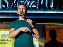 Stand Up Comedy în Queen's Music Pub