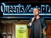 Stand Up Comedy în Queen's Music Pub