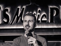 Stand Up Comedy în Queen's Music Pub