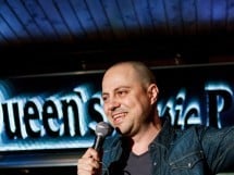 Stand Up Comedy în Queen's Music Pub