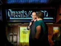 Stand Up Comedy în Queen's Music Pub