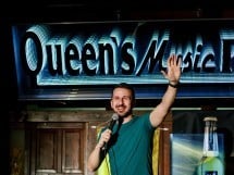 Stand Up Comedy în Queen's Music Pub