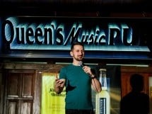 Stand Up Comedy în Queen's Music Pub