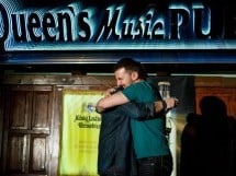 Stand Up Comedy în Queen's Music Pub