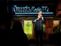 Stand Up Comedy în Queen's Music Pub