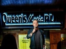 Stand Up Comedy în Queen's Music Pub