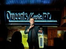 Stand Up Comedy în Queen's Music Pub