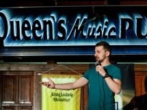 Stand Up Comedy în Queen's Music Pub