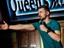 Stand Up Comedy în Queen's Music Pub