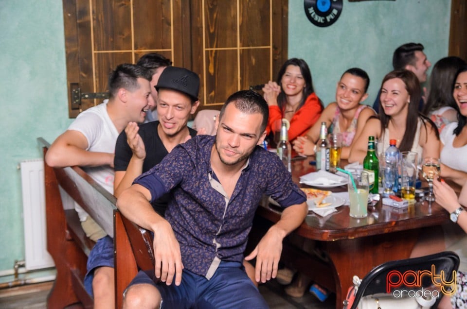 Stand up comedy, Queen's Music Pub