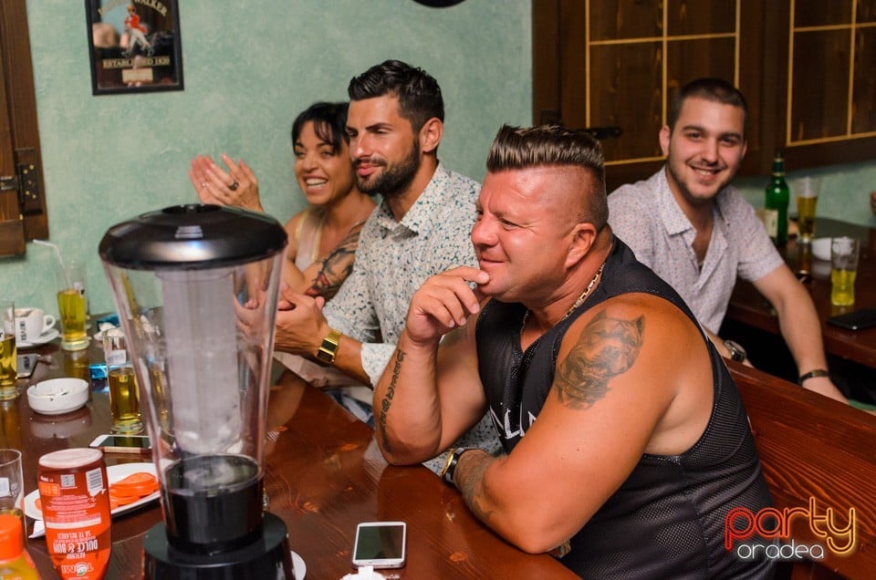 Stand up comedy, Queen's Music Pub