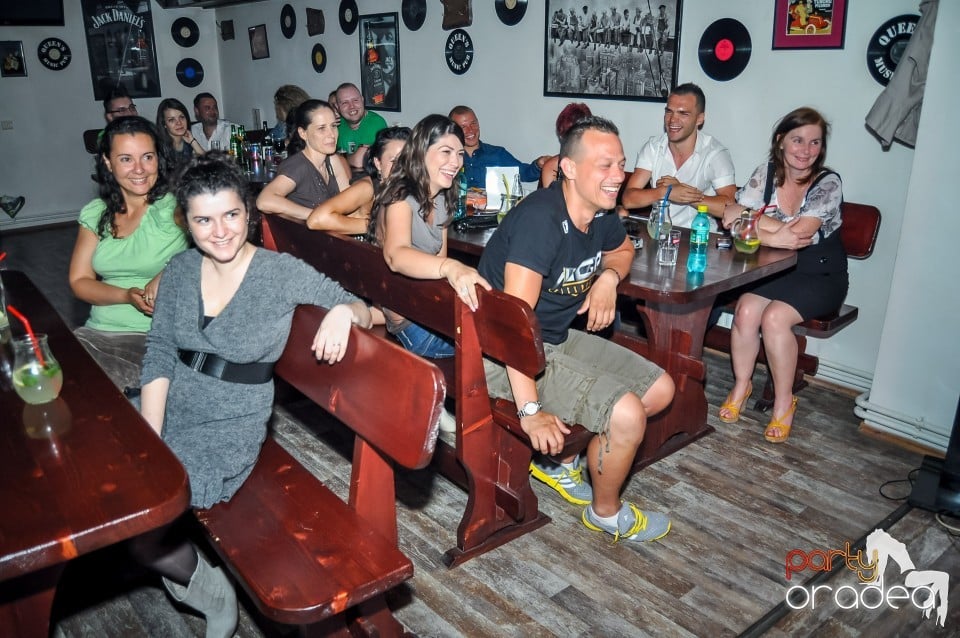 Stand-up comedy, Queen's Music Pub