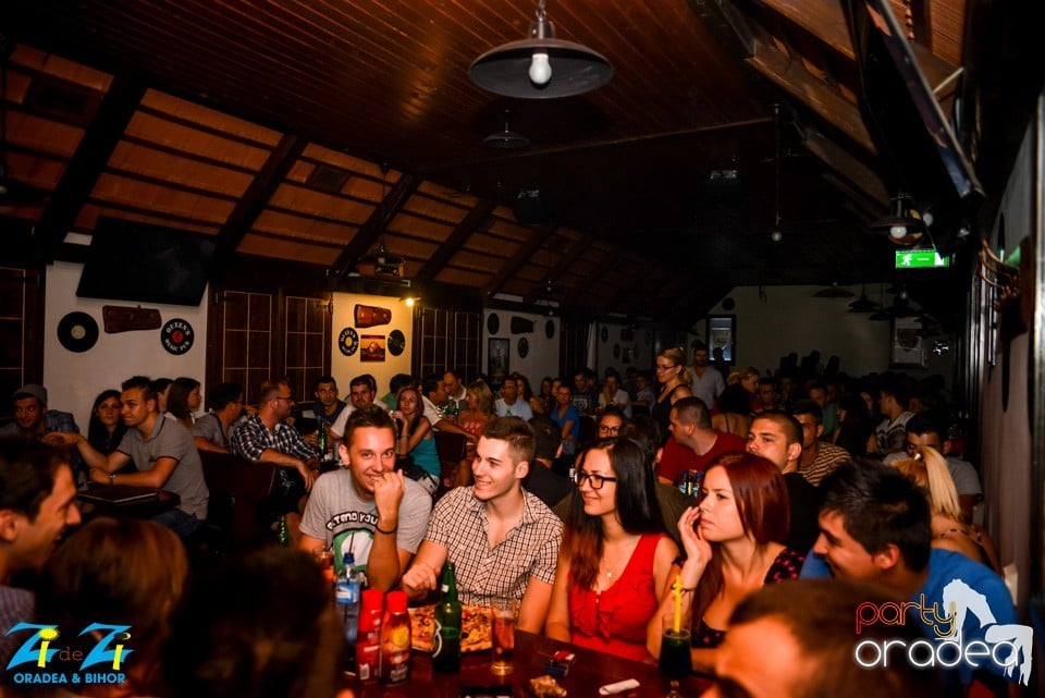 Stand up comedy, Queen's Music Pub