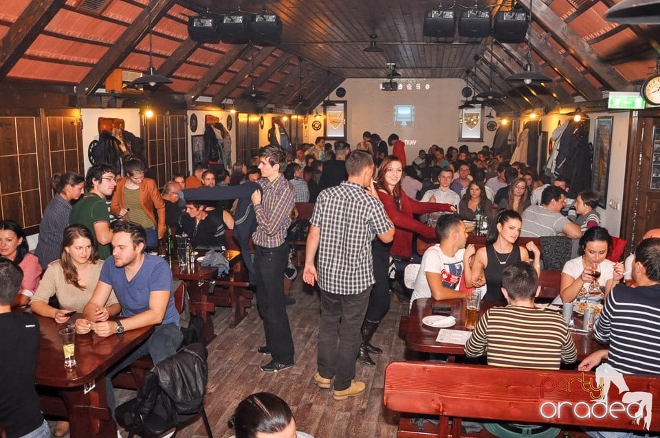 Stand up in the city cu Teo în Queen's, Queen's Music Pub