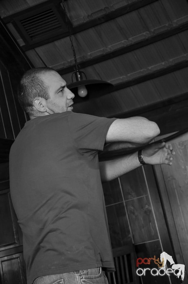 Stand-up in the city cu VIo şi Raul, Queen's Music Pub