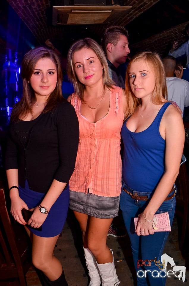 Start la Party în Club Escape,