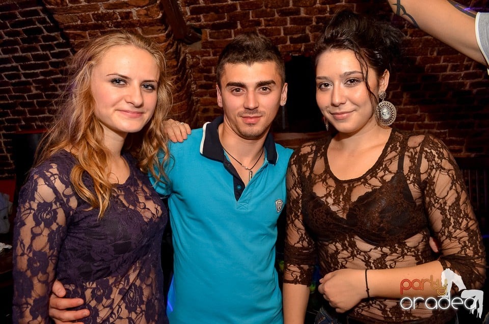 Start la Party în Club Escape,
