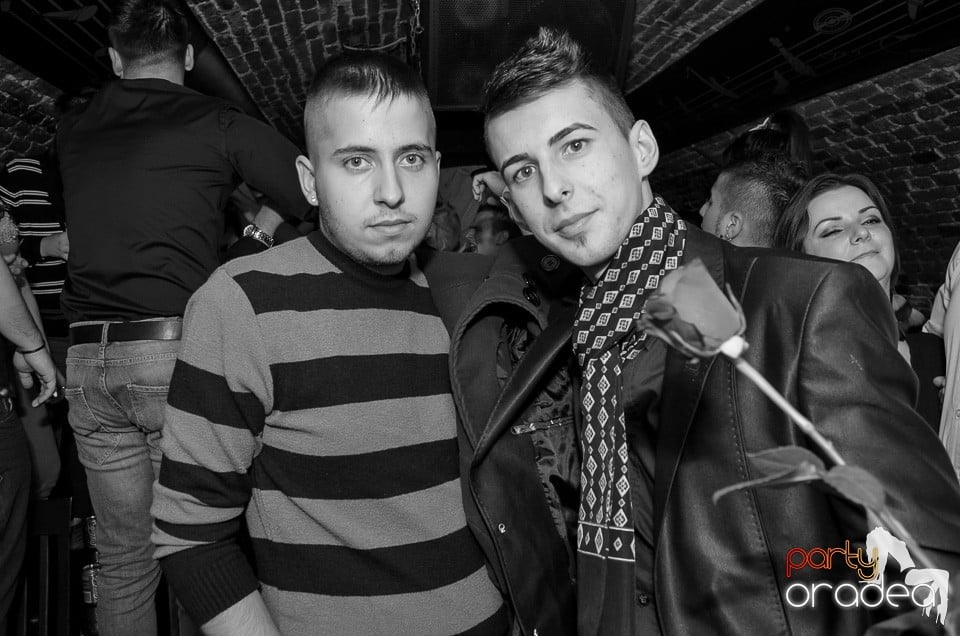 Start la Party în Club Escape,