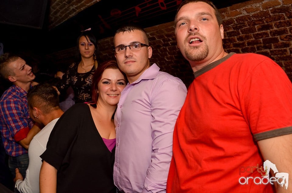 Start la Party în Club Escape,