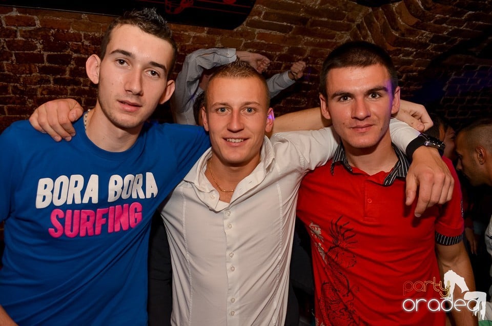 Start la Party în Club Escape,