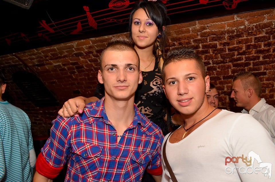 Start la Party în Club Escape,