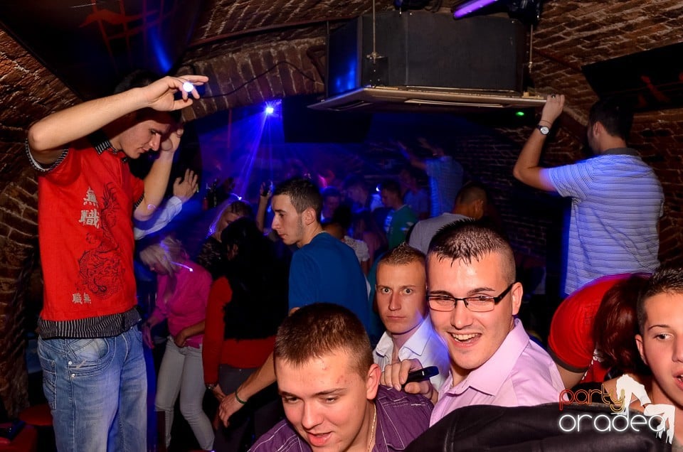Start la Party în Club Escape,