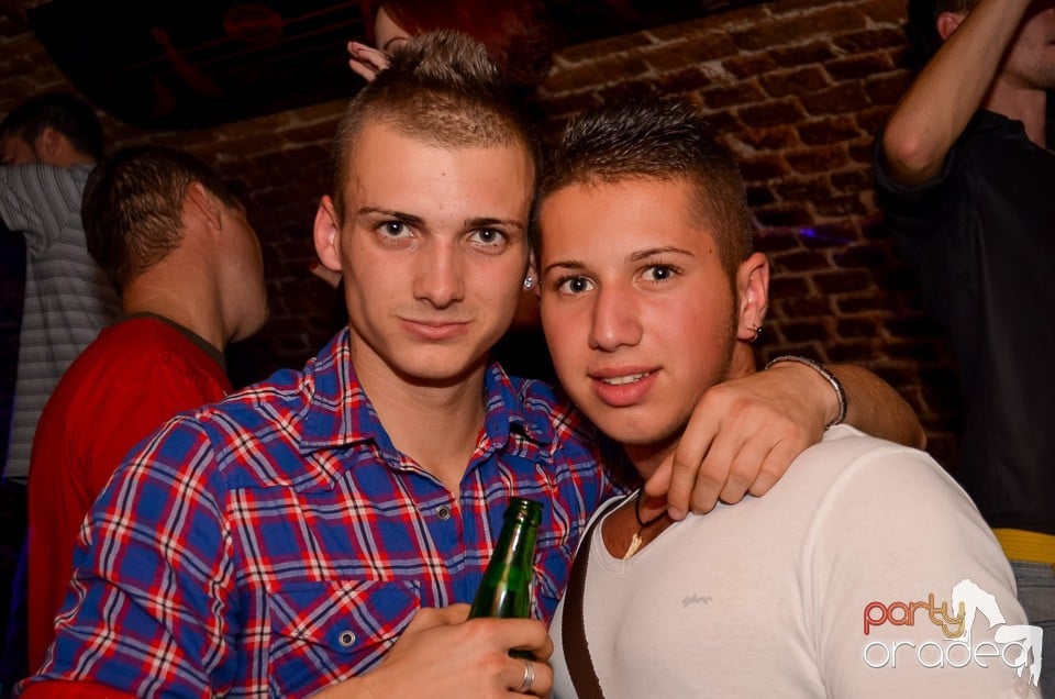 Start la Party în Club Escape,