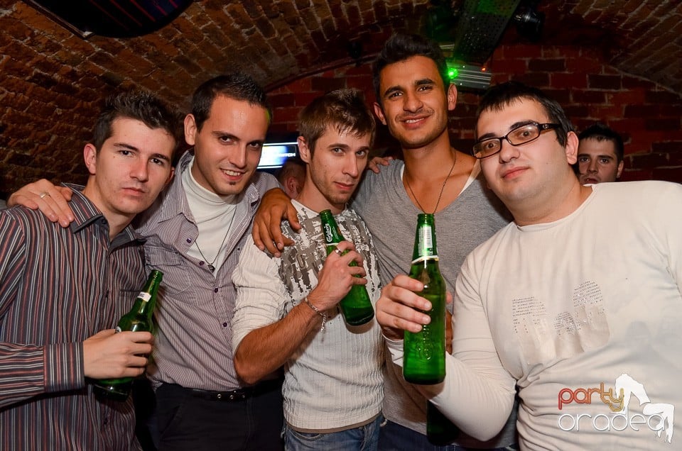 Start la Party în Club Escape,