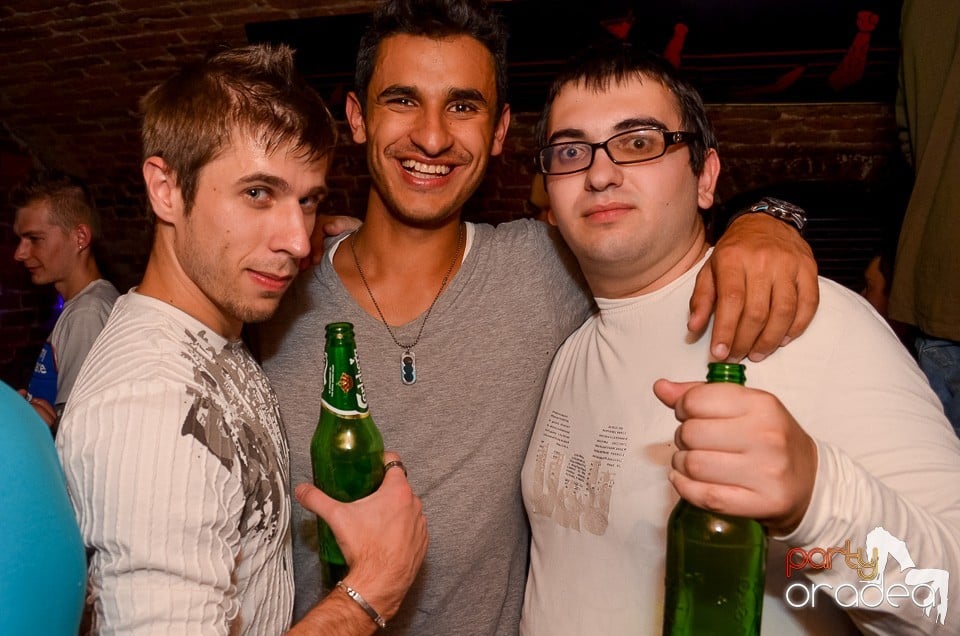 Start la Party în Club Escape,