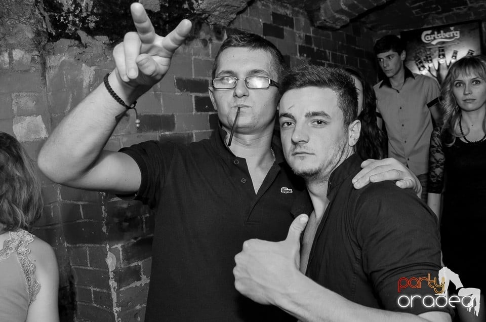 Start la Party în Club Escape,