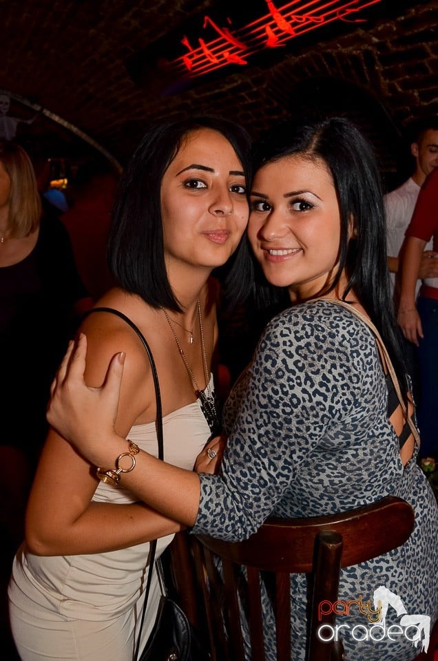 Start la Party în Club Escape,