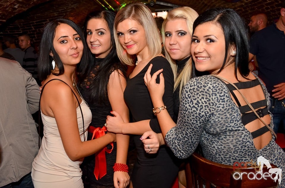 Start la Party în Club Escape,