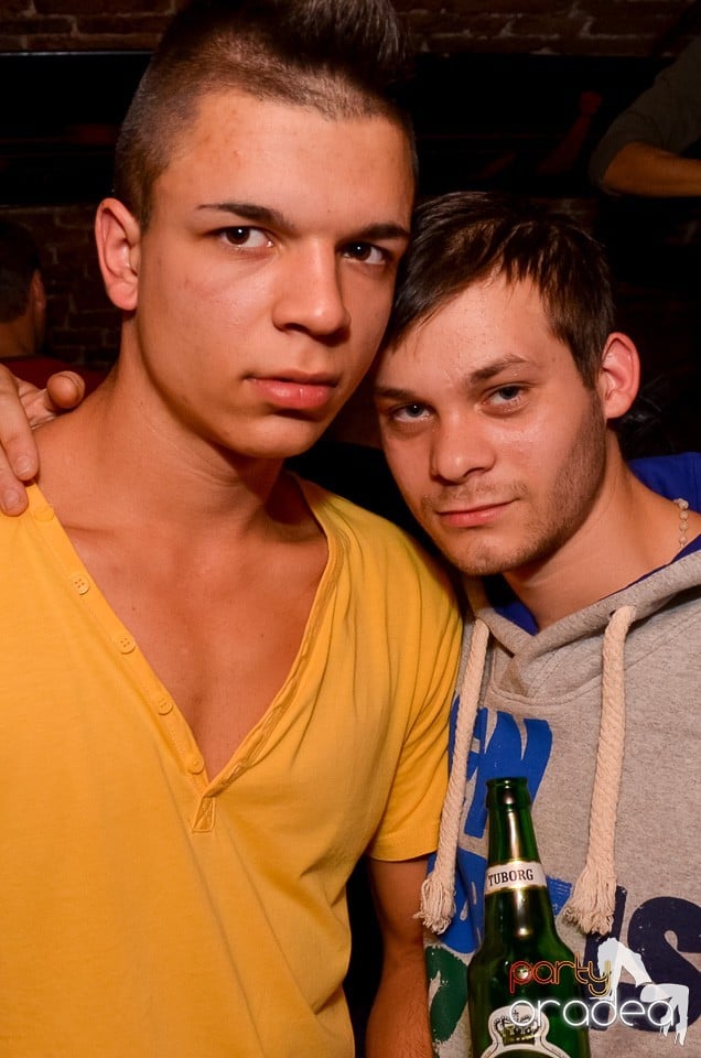 Start la Party în Club Escape,