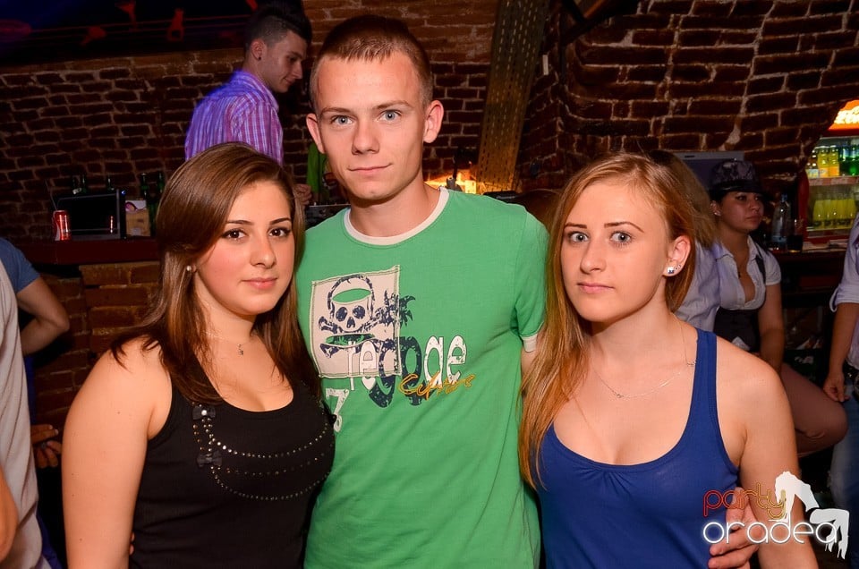 Start la Party în Club Escape,